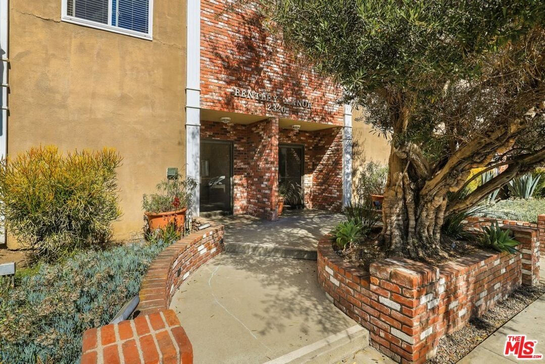 2320 S Bentley Ave #201