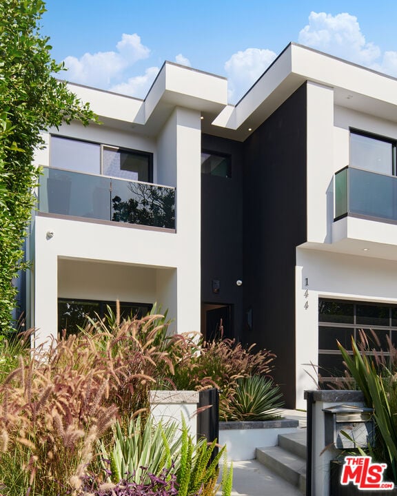 N Bowling Green Way, 90049