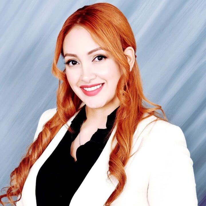 Viviana Cardona Fredericksburg, VA Real Estate Agent Headshot