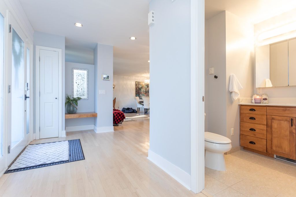 2537 Jura Cres
