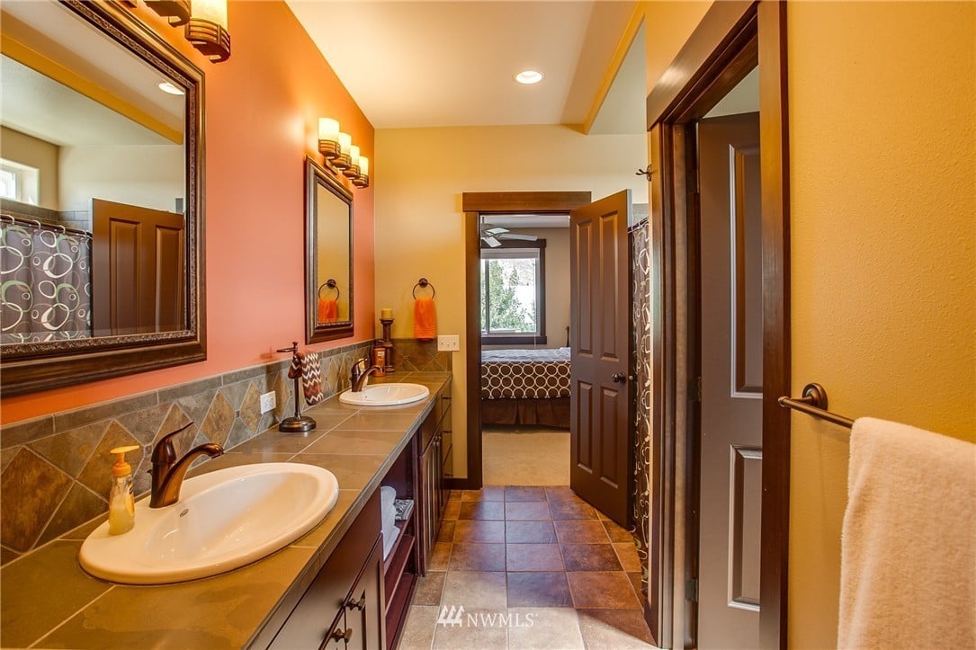 125 W Emerson Dr