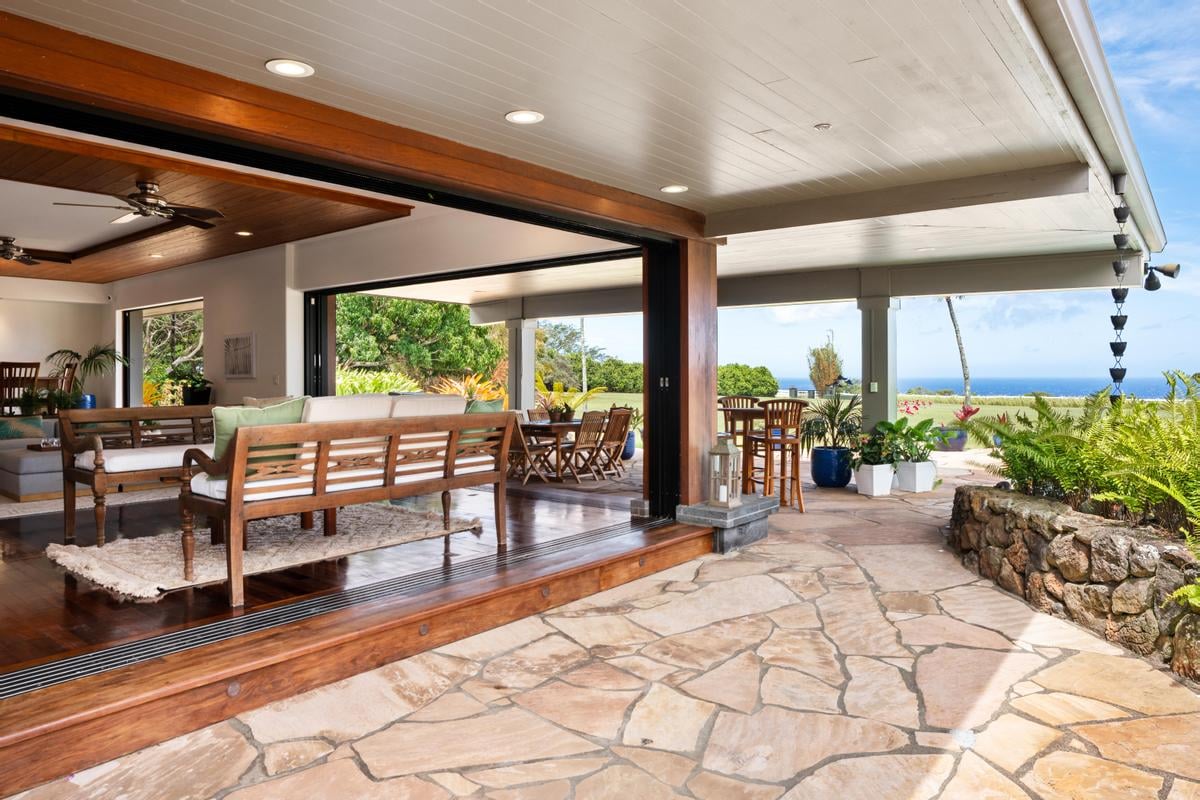 PUAKEA BAY DR - 11 ACRE ESTATE- 5 BEDROOM 6 BATHROOM RESIDENCE - RESORT STLYE POOL & SPA - $4,350,000