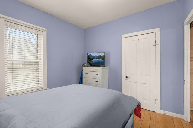 *SOLD* Just Listed In Roslyn