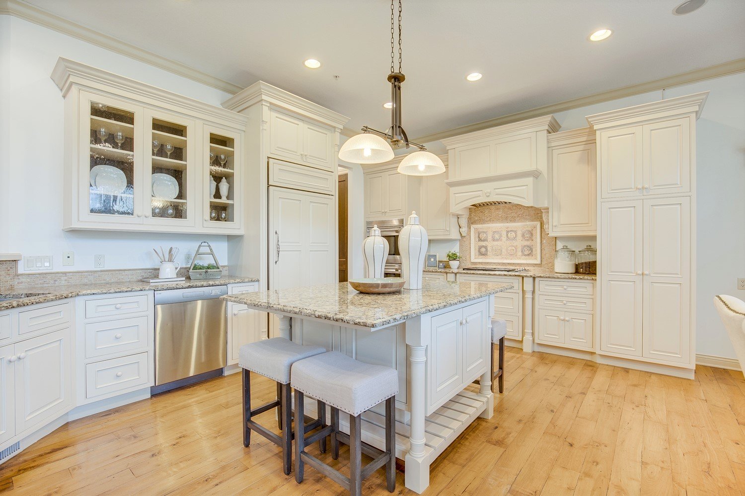 Luxurious Walkout End-Unit in Private Setting