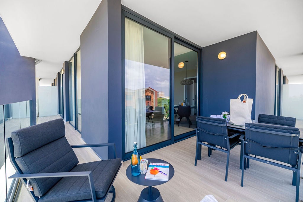 Arashi Boutique Condominiums 