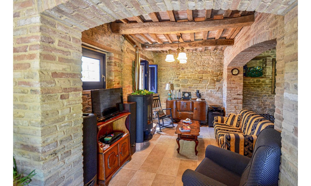 An Enviable Country Retreat With Panoramic Views in Colmurano, Le Marche