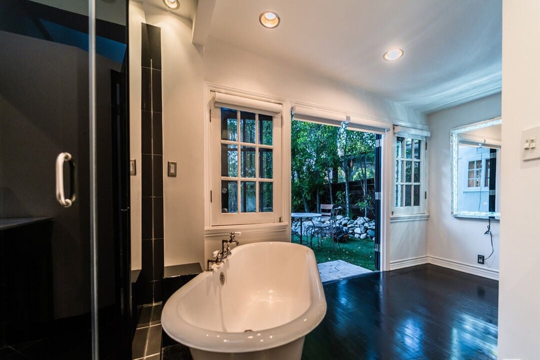 Evercrest Pavilion, Mulholland Dr, 90046