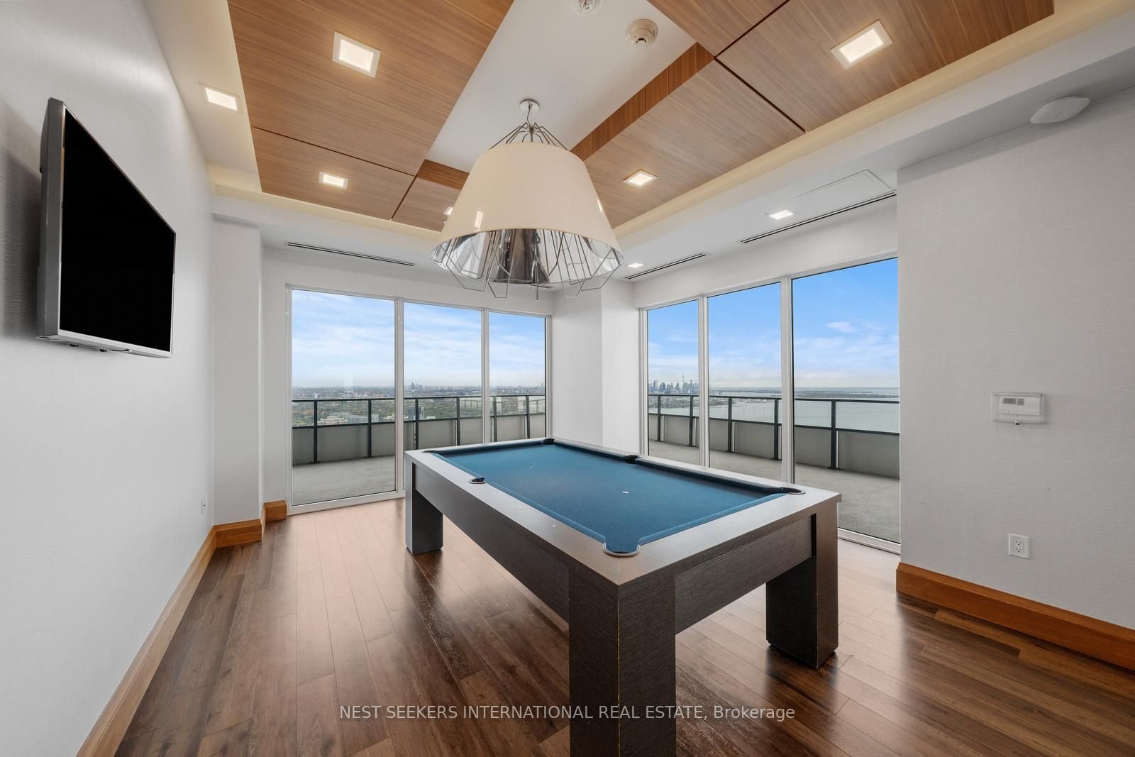 LUXURY AT SKYTOWER 