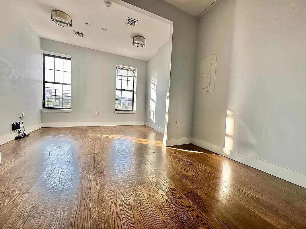 634 Kosciuszko St 3F