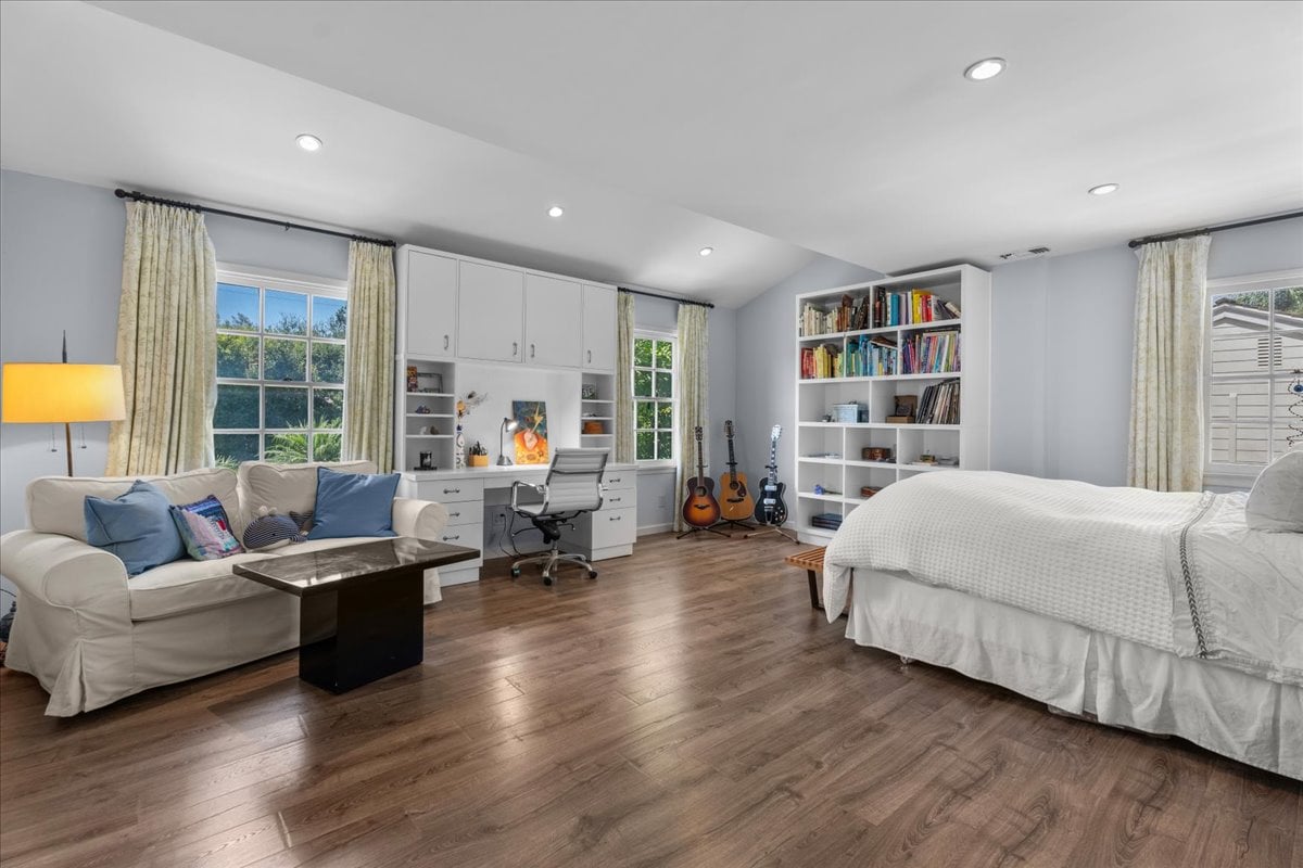 Toluca Lake 5  + 4 Traditional witih Pool & Guest House