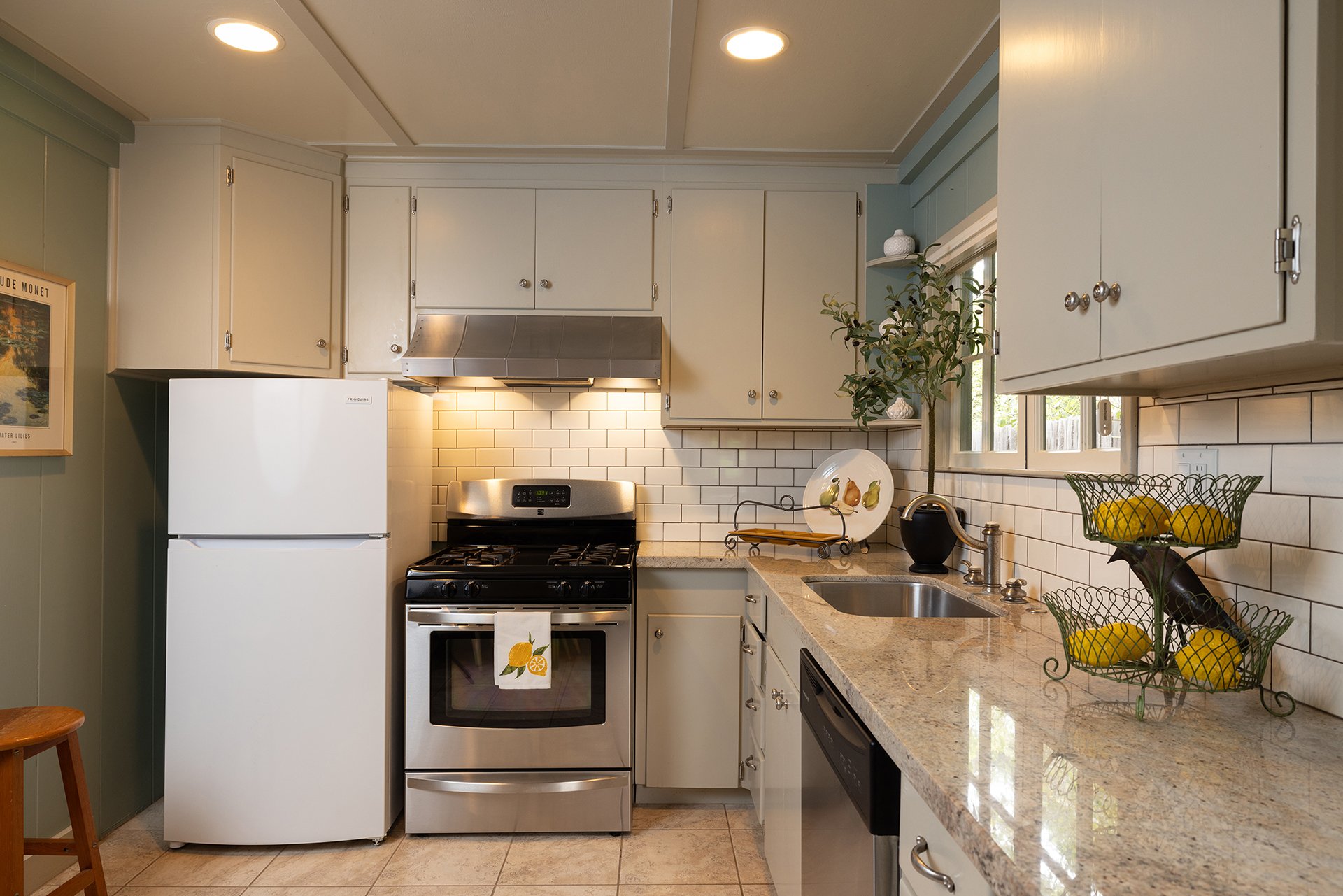 Carmel Cottage Living - Lincoln 3NE of 12th