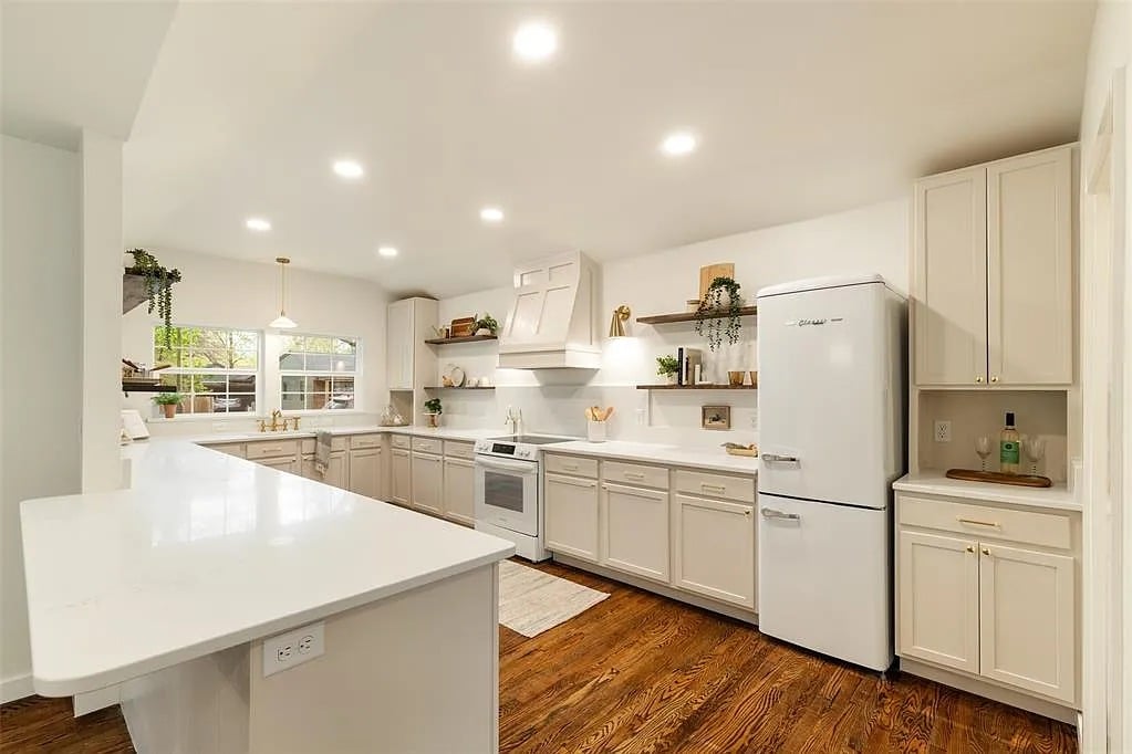 1109 W Apache St