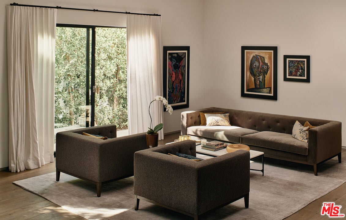 N Bowling Green Way, 90049