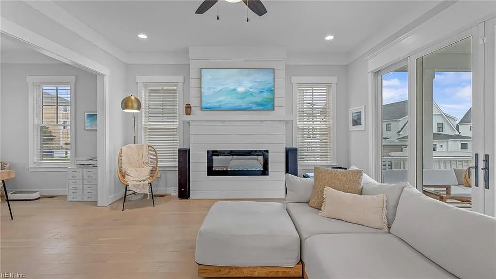 9557 Marina Dr