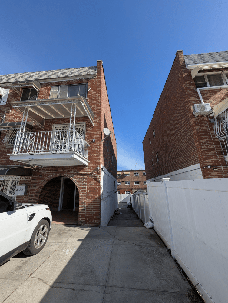 428 BOLTON Avenue