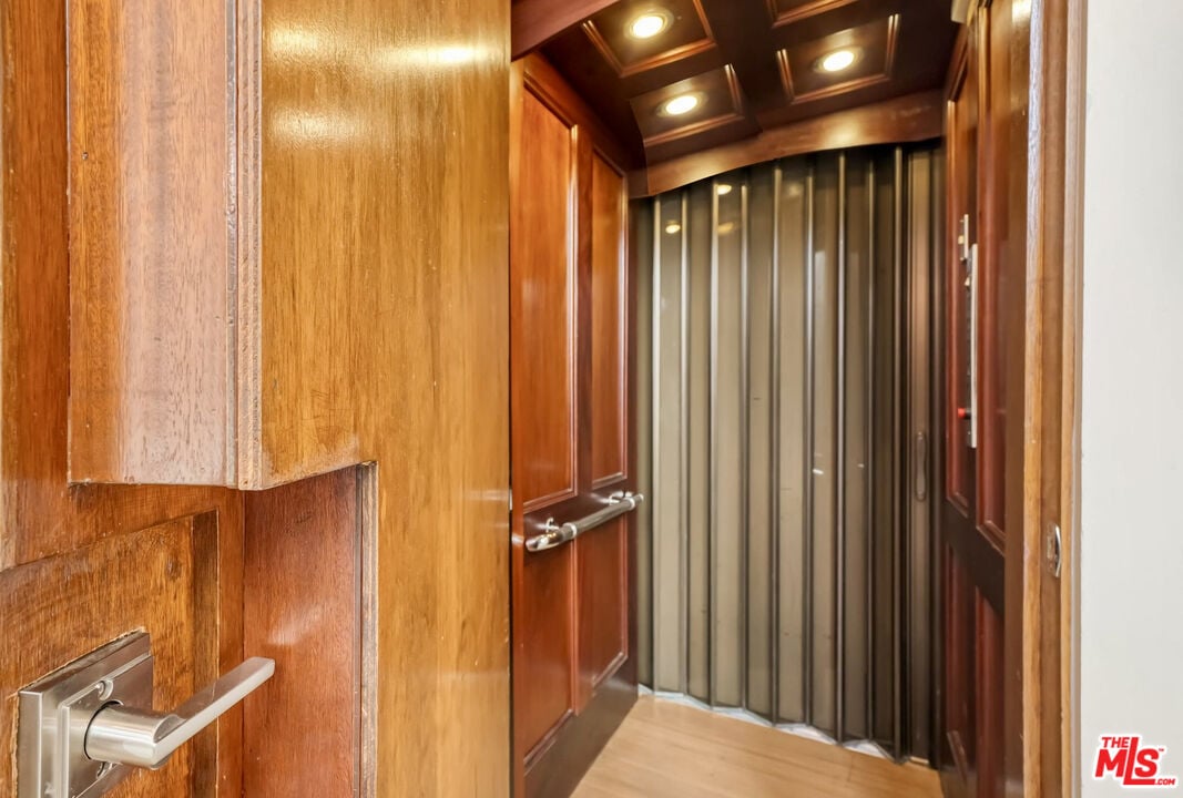 Windmere Manor, Evanview Dr, 90069