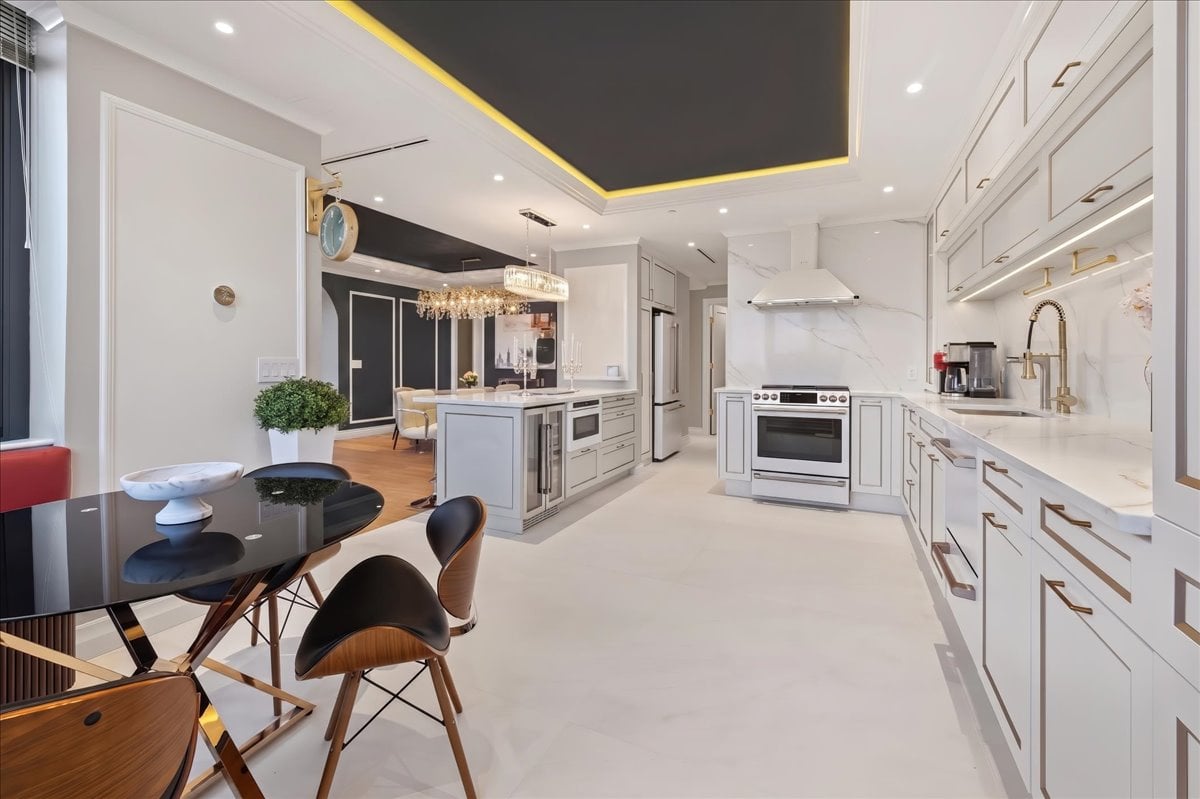 100 Carlyle Drive VG6