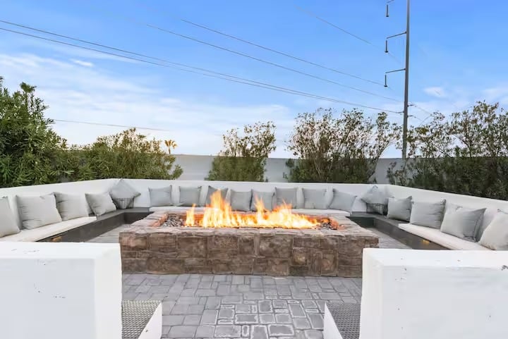 Phoenix Luxury! Pickleball | Free Heated Pool | Hot Tub