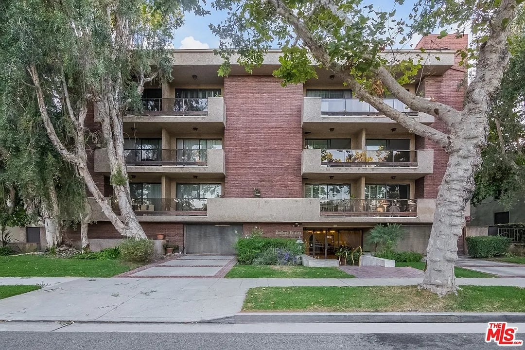 455 S Bedford Dr #8