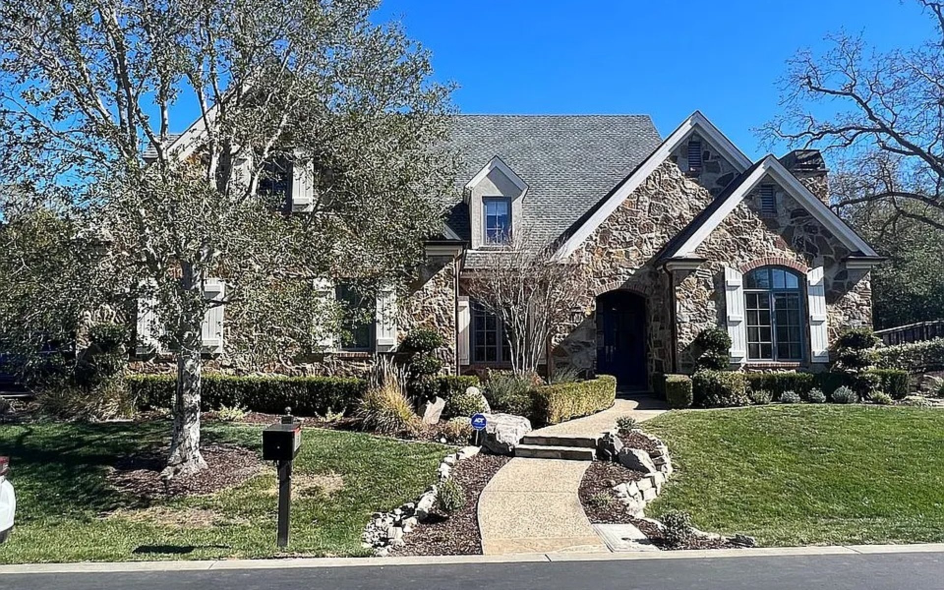 30 Sanford Ln
