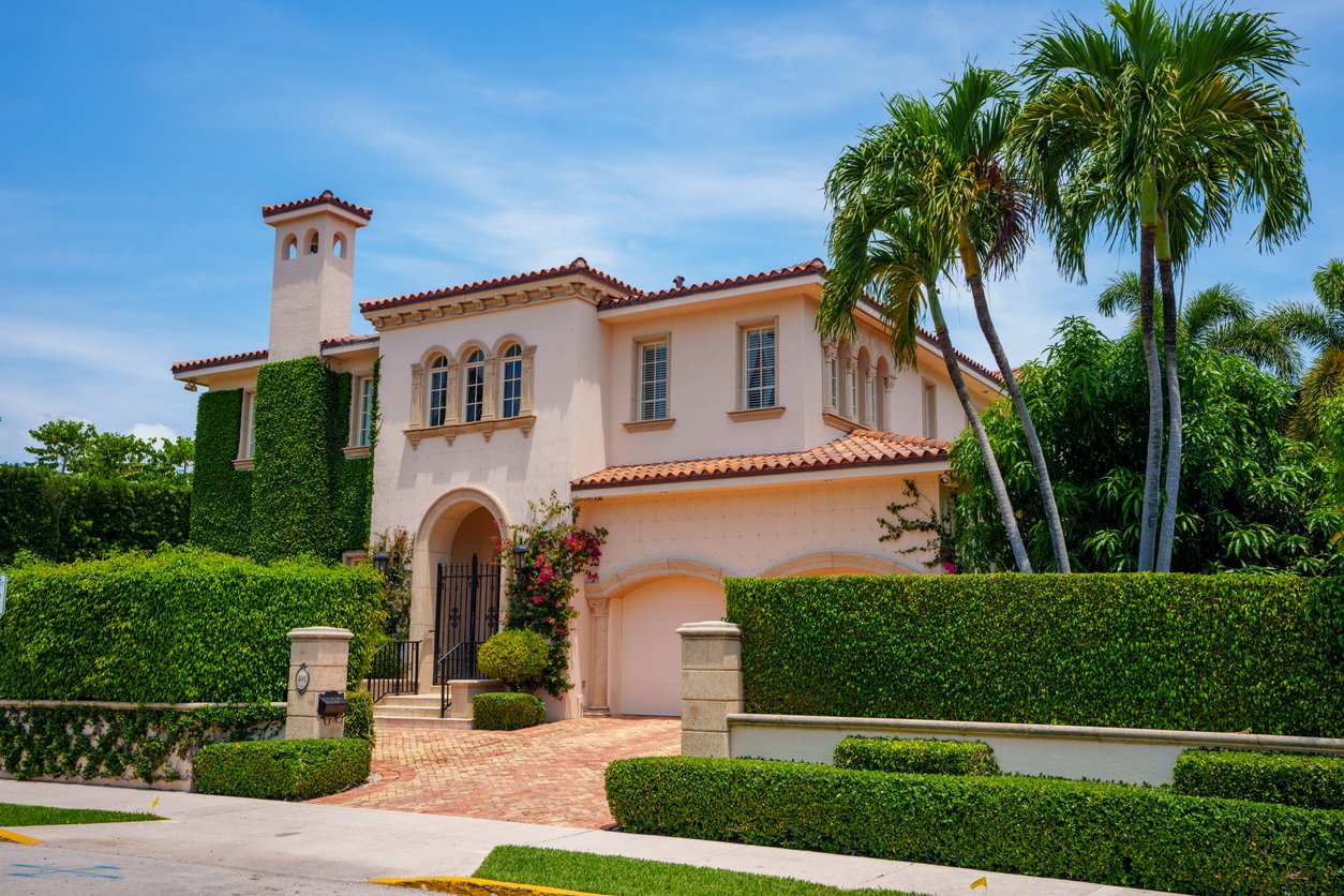 Wallace Neff’s Kirkeby Estate in Holmby Hills with Spanish Revival design and lush grounds