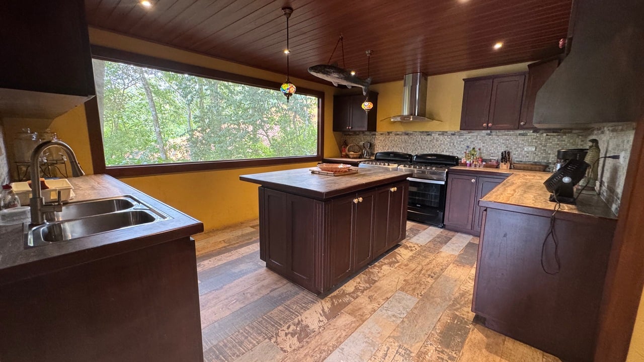 12 Room Hotel in Uvita with Ocean View Expansion Land