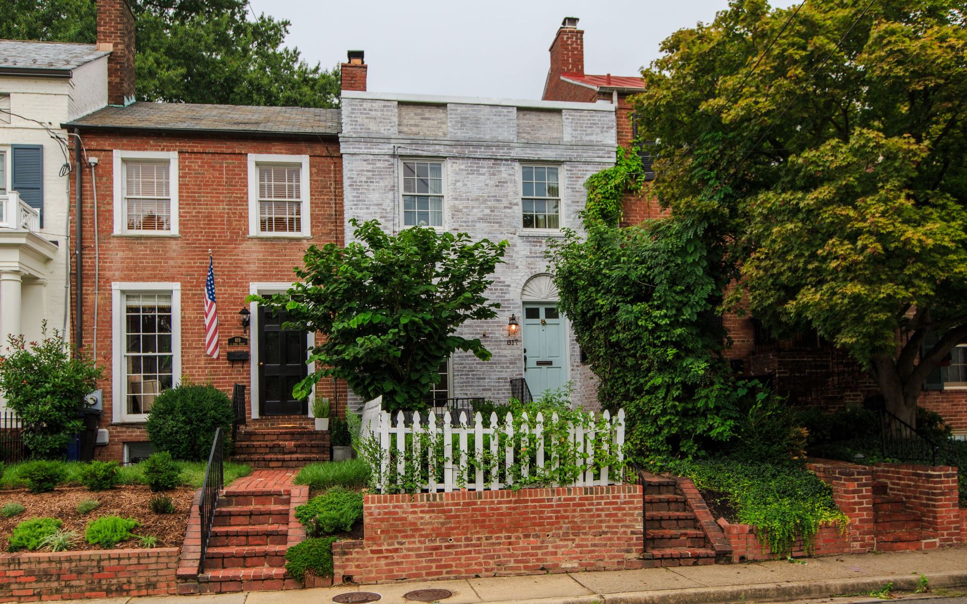817 Royal St S