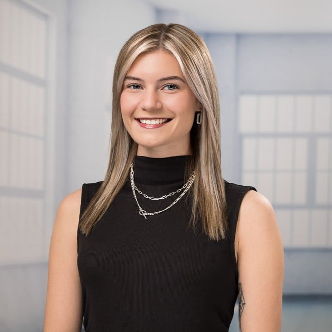 Linzie Stuckart Brookfield, WI Real Estate Agent Headshot