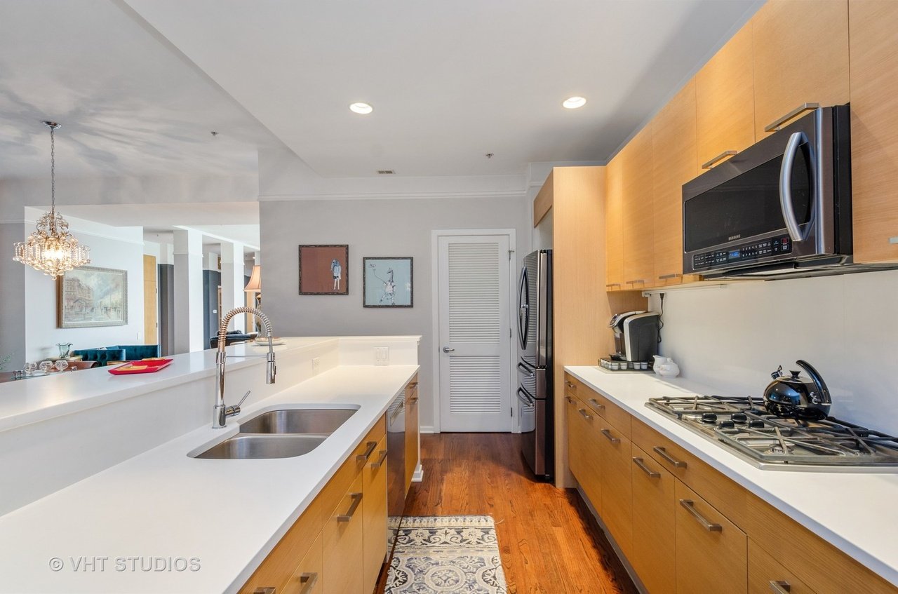 500 W Superior St, #712
