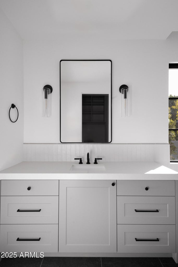 6512 E HUMMINGBIRD Ln