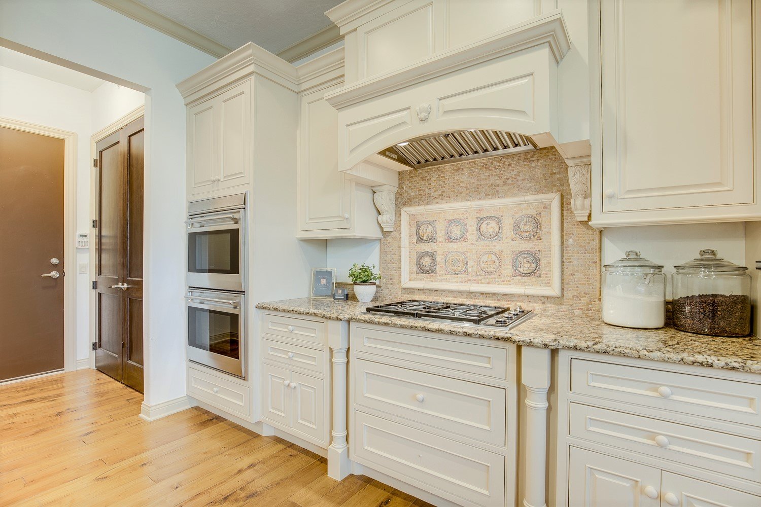 Luxurious Walkout End-Unit in Private Setting