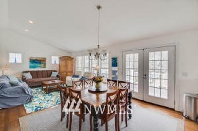 225 W Entiat Dr