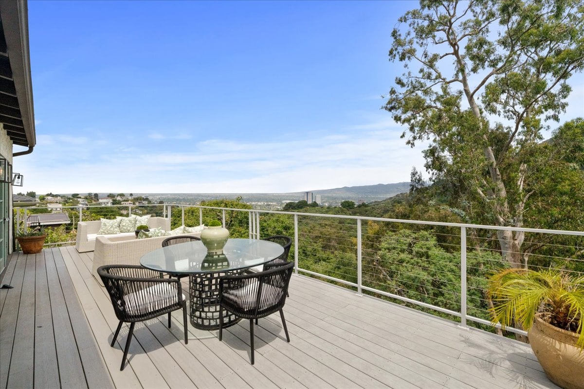 Lake Hollywood 4 + 2 Spanish Home with Views 