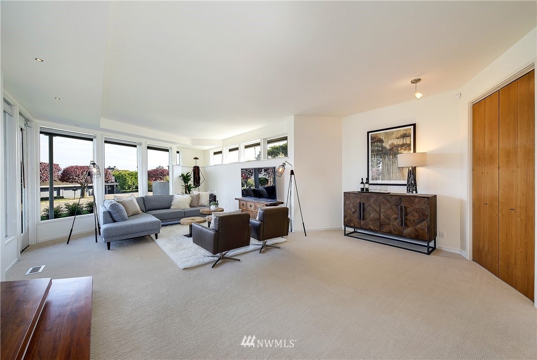 8631 Inverness Dr, NE