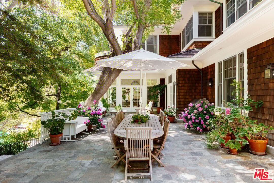 Mandeville Canyon Rd, 90049