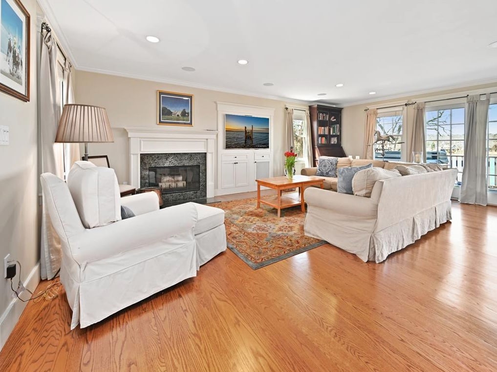 114 Hines Point