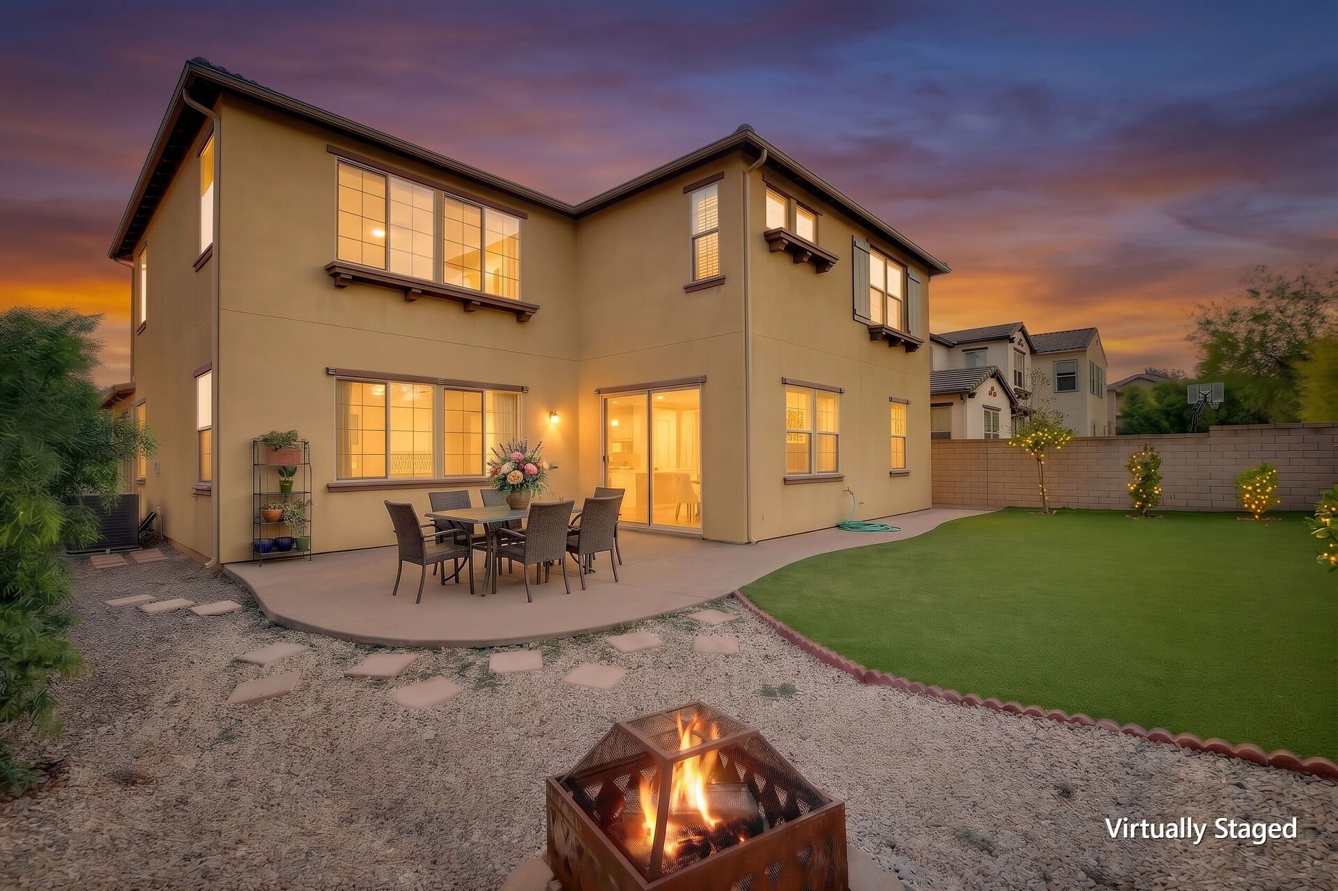 885 E Manresa