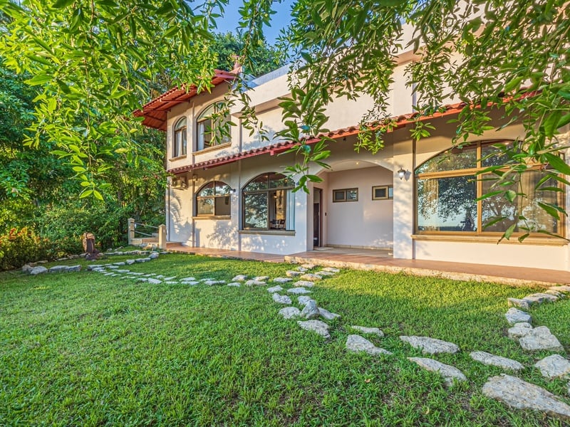 Villa Pacifica: Luxury Oceanview Retreat Steps from the Beach