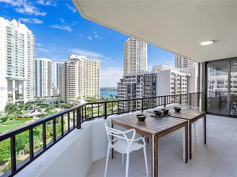 520 Brickell Key Dr #A1521