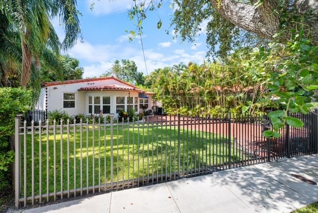 Perfect Charming Home in The Roads