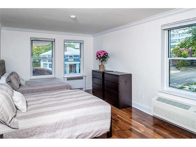 25 W Elm St