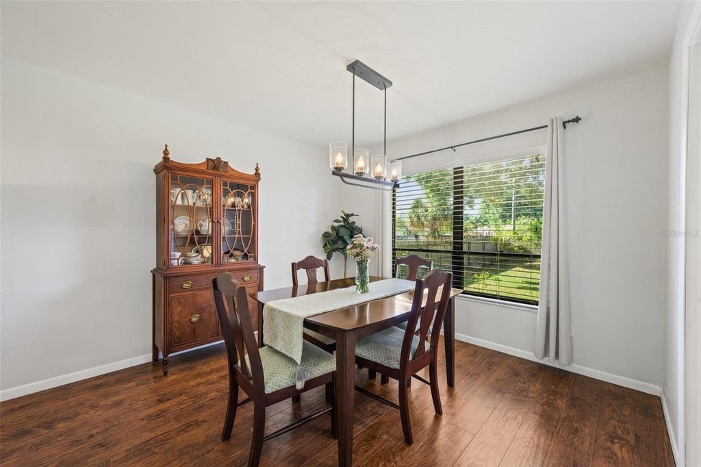 8798 Larwin Ln