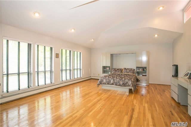 10 Golf Ct, Syosset