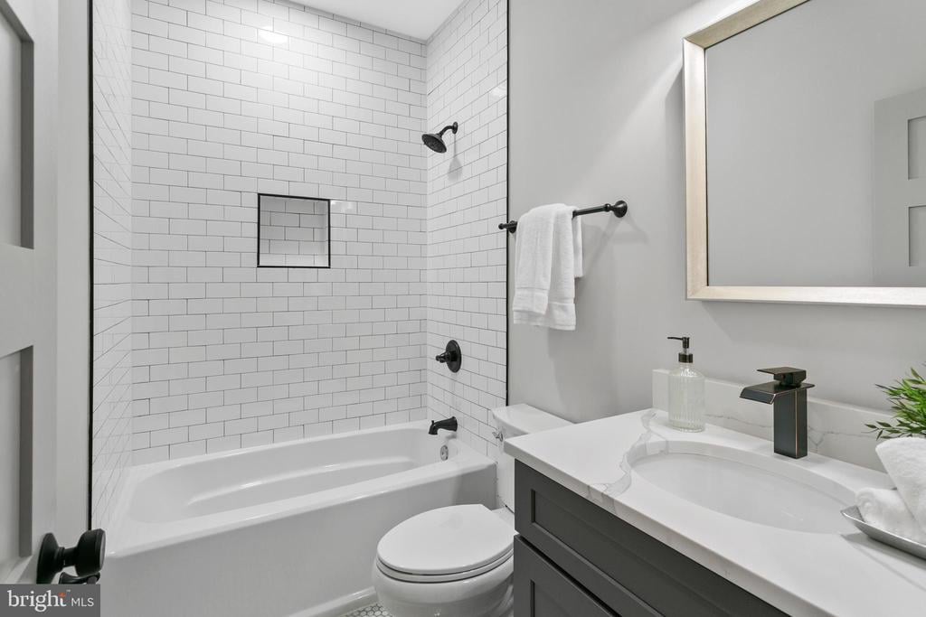 39 Adams St NW