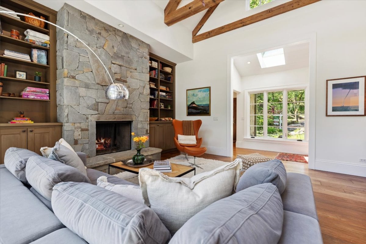 15 Cascade Ln