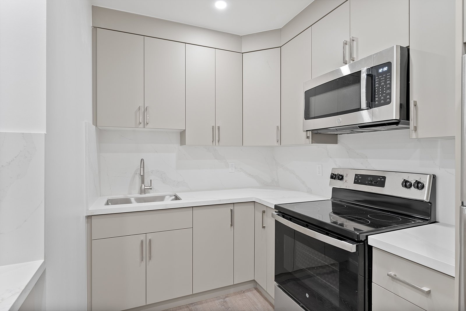 24 Shallmar Boulevard 311, Toronto C04 Unit: 311