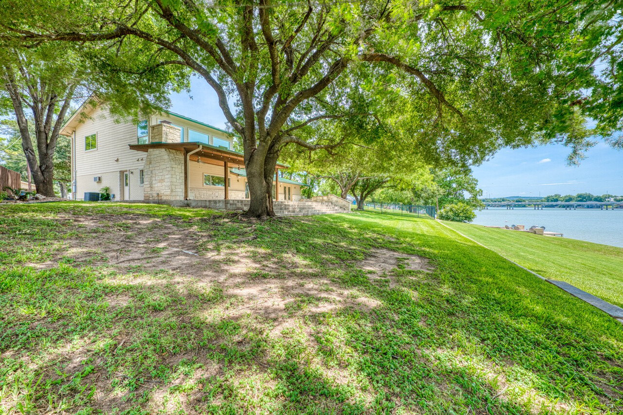 1704 Bluebonnet Lane