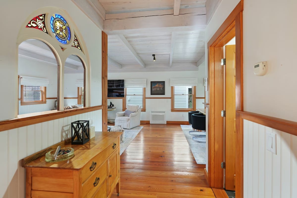Renovated Oak Bluffs Retreat With Lagoon Access