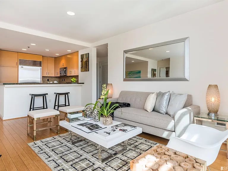255 Berry St APT 516
