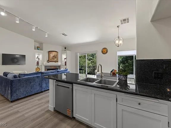 5000 Red Rock Unit: 240